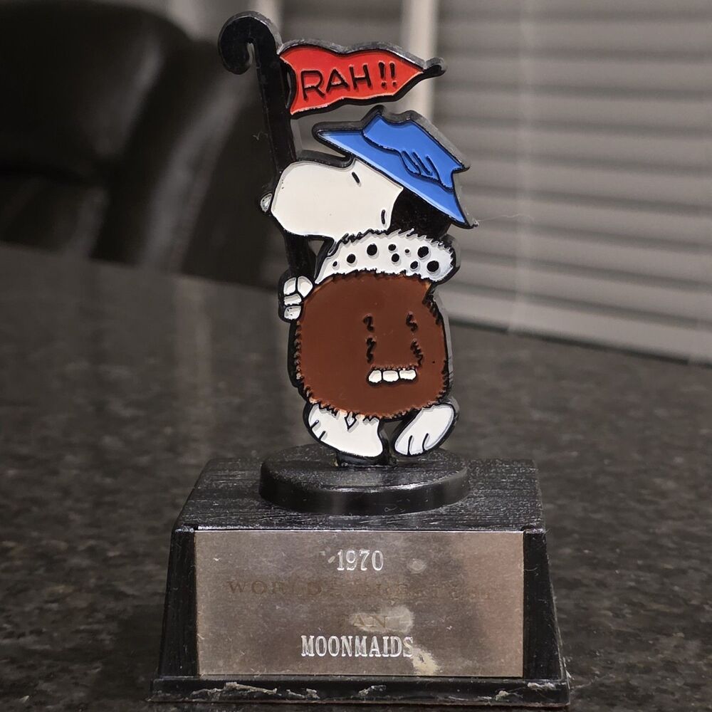 VINTAGE 1970'S PEANUTS SNOOPY "WORLD'S GREATEST FAN" AVIVA TROPHY FIGURE